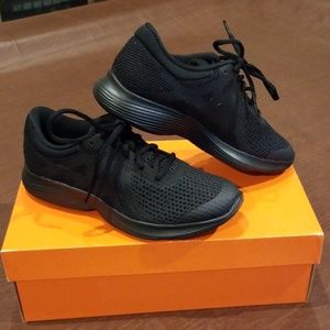 NEW Nike Revolution 4 in all Black Size 5Y